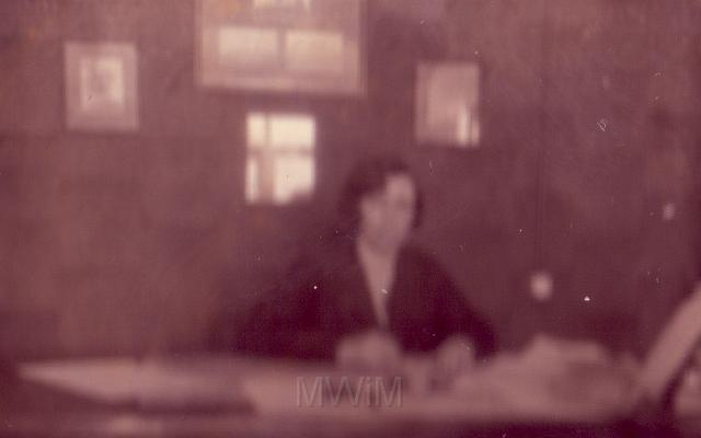 KKE 2454.jpg - Teresa Aleksandrowicz przy biurku w Starostwie.